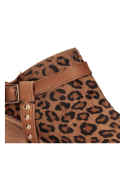 Detalle de diseño elegante en cuero animal print, ideal para looks casuales de día y noche.