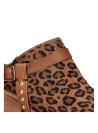 Detalle de diseño elegante en cuero animal print, ideal para looks casuales de día y noche.
