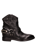 Botín de cuero negro para mujer, ideal para looks casuales y semi-formales.
