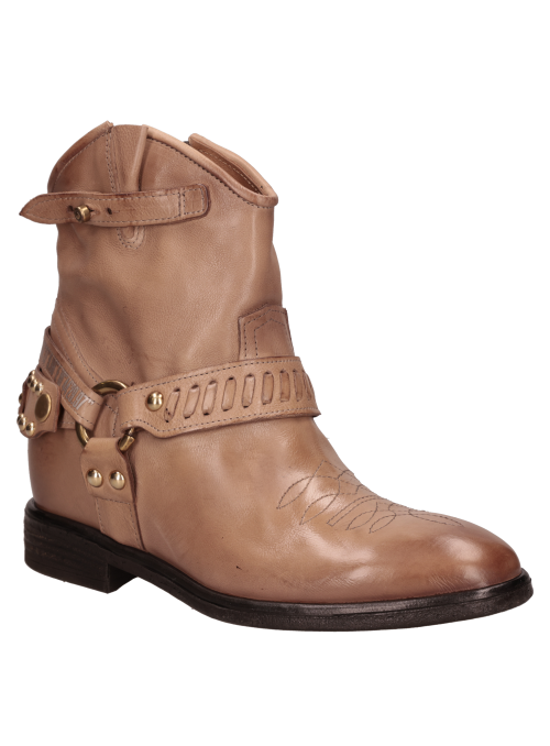 Elegante botín vaquero beige de cuero, ideal para un look smart casual.