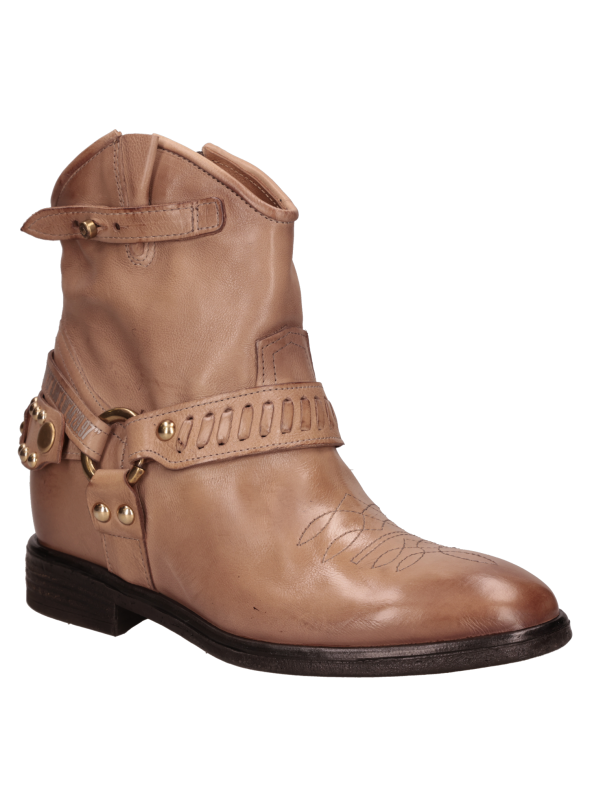 Elegante botín vaquero beige de cuero, ideal para un look smart casual.