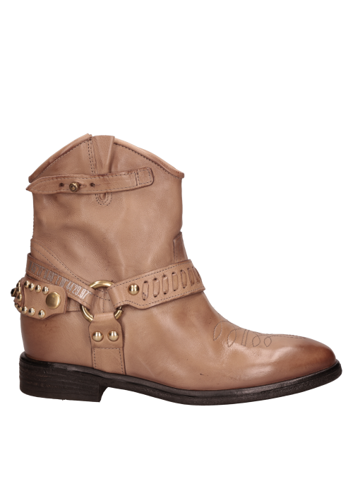 Elegante botín vaquero beige de cuero, ideal para un look smart casual.