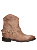 Botín vaquero en cuero beige, perfecto para combinar con jeans o faldas.