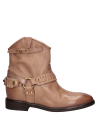 Botín vaquero en cuero beige, perfecto para combinar con jeans o faldas.
