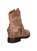 Botín de cuero beige para mujer con caña al tobillo y estilo western.