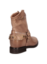 Botín de cuero beige para mujer con caña al tobillo y estilo western.