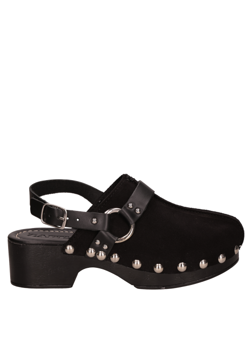 Zapato de cuero negro para mujer, combina con jeans o falda midi para un look urbano.