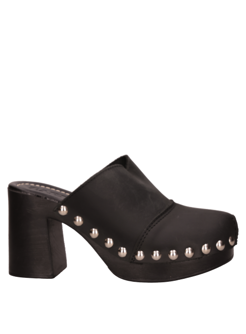 Calzado de cuero negro para mujer, perfecto para combinar con trajes o jeans.