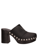 Zapato de taco bloque en cuero negro, estilo casual y atemporal para mujer.