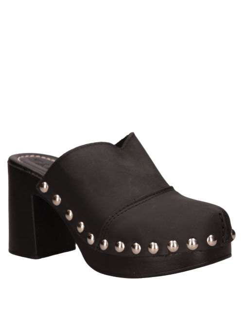 Calzado de cuero negro para mujer, perfecto para combinar con trajes o jeans.