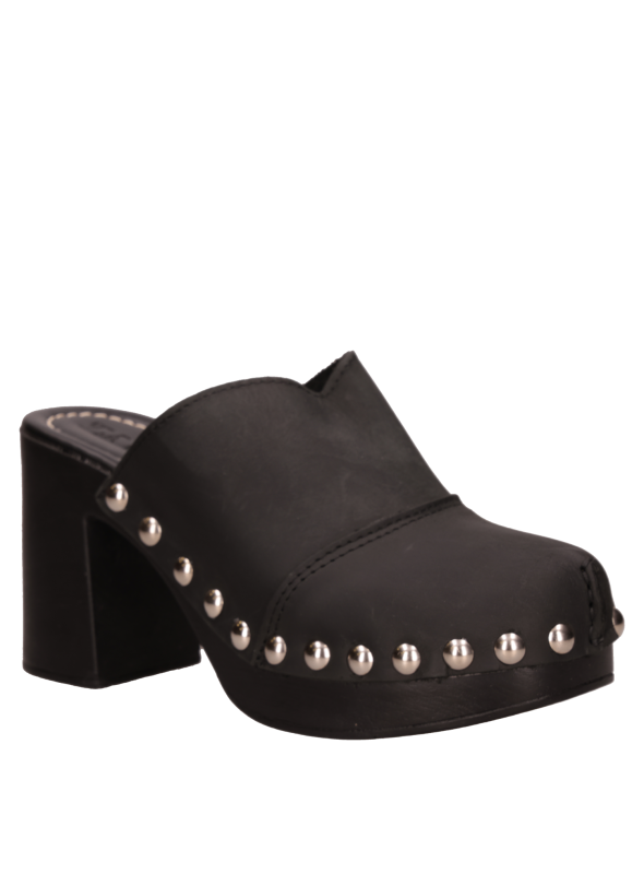 Calzado de cuero negro para mujer, perfecto para combinar con trajes o jeans.