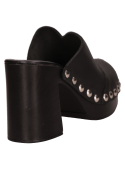 Zapato de cuero negro para mujer, con taco de 9 cm y silueta limpia.