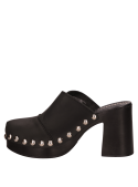 Calzado casual de cuero negro para mujer, ideal para ocasiones formales y urbanas.