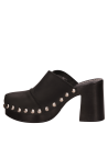 Calzado casual de cuero negro para mujer, ideal para ocasiones formales y urbanas.