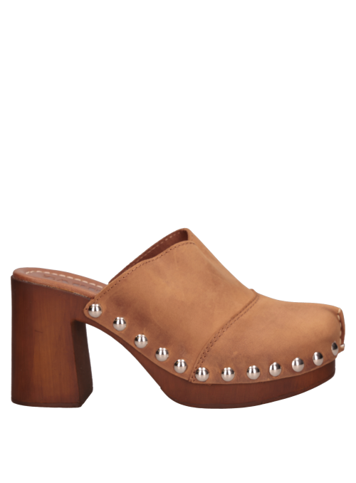 Silueta equilibrada en zapato de cuero camel, adecuado para salidas y conjuntos con falda midi.