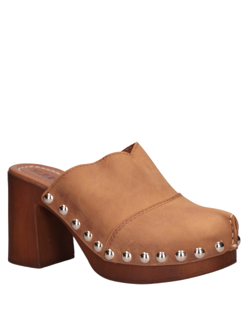 Silueta equilibrada en zapato de cuero camel, adecuado para salidas y conjuntos con falda midi.
