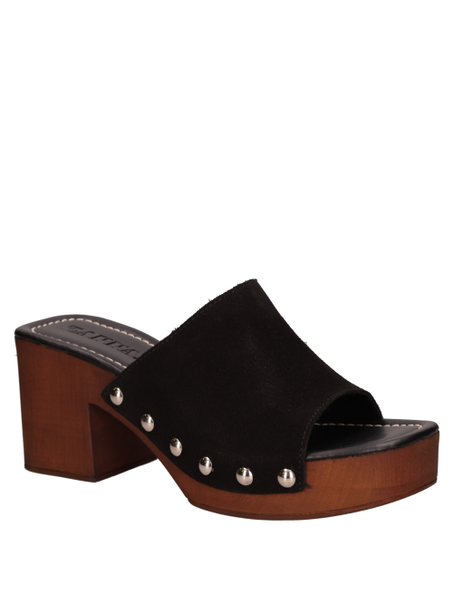 Sandalia de cuero negro, adecuada para transitar entre lo casual y lo elegante.