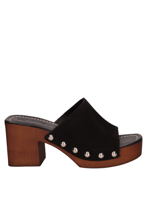Sandalia de cuero negro, adecuada para transitar entre lo casual y lo elegante.