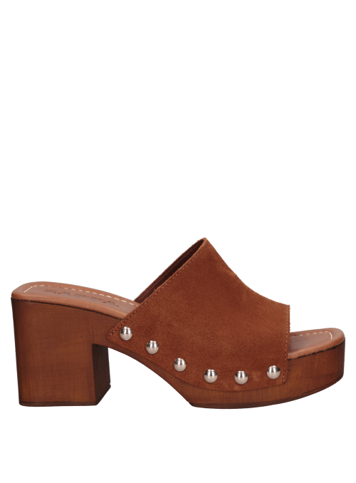 Sandalia de cuero café, diseño atemporal con taco bloque, perfecta para combinar con jeans o vestidos.