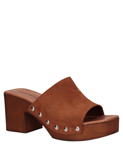 Sandalia de cuero café, diseño atemporal con taco bloque, perfecta para combinar con jeans o vestidos.