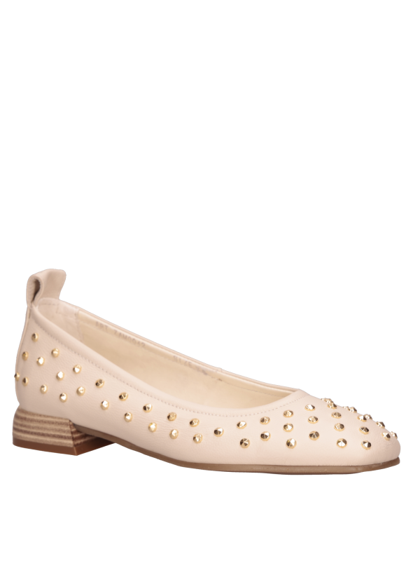 Ballerina beige con silueta estilizada y taco de 5 cm, perfecta para un look pulido.