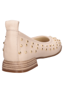 Zapato de cuero beige para mujer, ideal para ocasiones semi formales y uso diario.