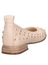 Zapato de cuero beige para mujer, ideal para ocasiones semi formales y uso diario.