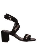 Sandalia de taco bloque en cuero negro, ideal para un look chic y equilibrado.