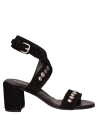 Sandalia de taco bloque en cuero negro, ideal para un look chic y equilibrado.