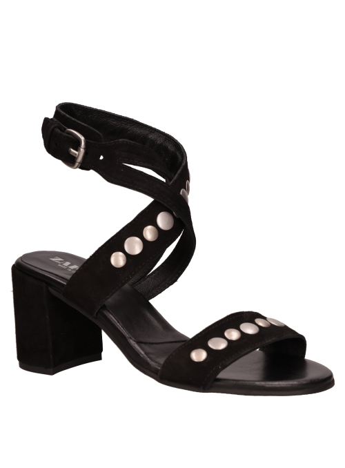 Elegante sandalia de cuero negro para mujer, combinable con diversos atuendos.