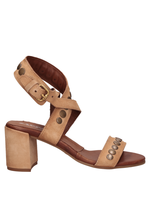 Sandalia beige de cuero con construcción resistente, adecuada para el día a día.