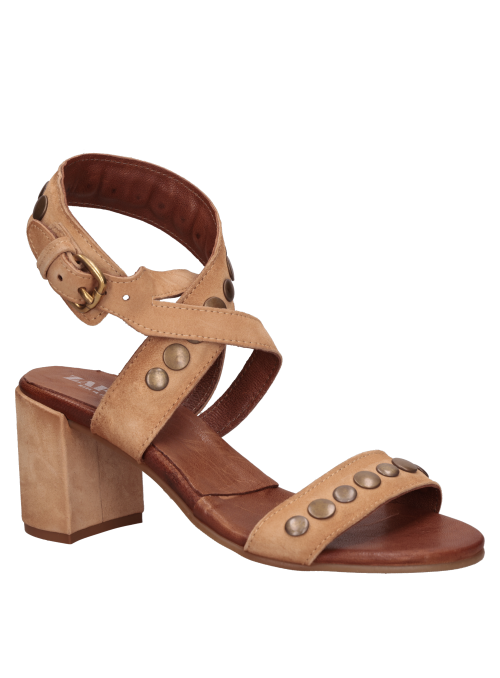 Sandalia beige de cuero con construcción resistente, adecuada para el día a día.