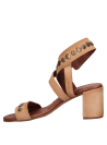 Diseño atemporal de sandalia beige en cuero, perfecta para combinar con jeans o vestidos midi.