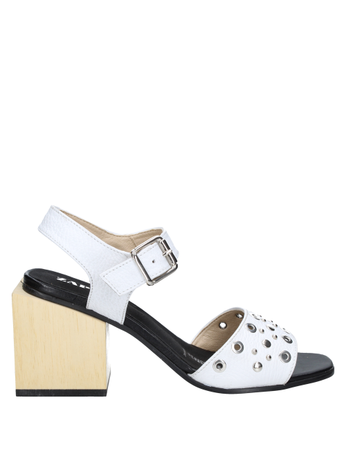 Sandalia de cuero blanco para mujer, perfecta para ocasiones informales.
