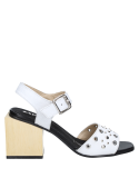 Sandalia casual de mujer en cuero blanco, versátil y cómoda.