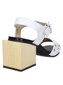 Elegante sandalia blanca de cuero para mujer, estilo casual.