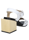 Elegante sandalia blanca de cuero para mujer, estilo casual.