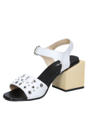 Sandalia blanca casual de cuero para mujer.