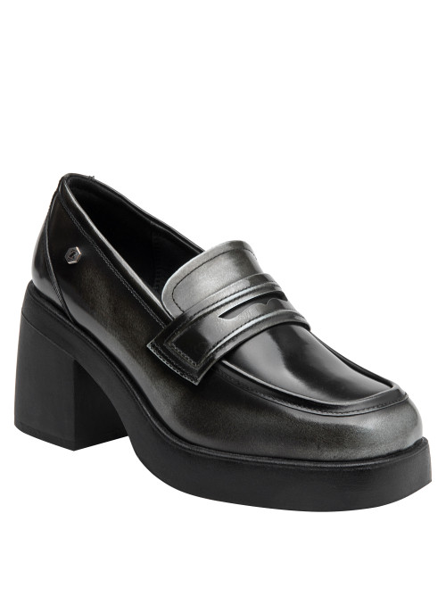 mocasín gris casual de mujer, con detalles metálicos y punta redonda.