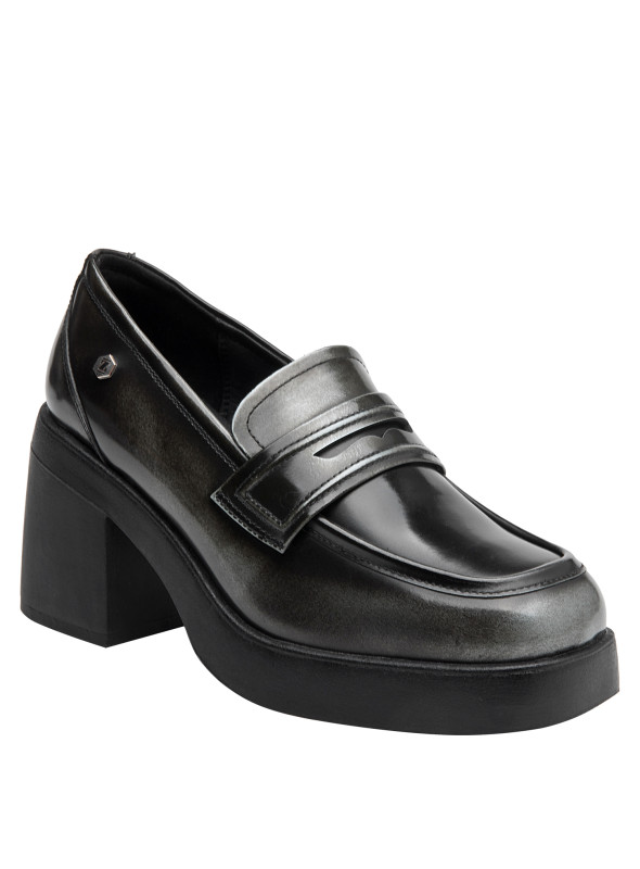 mocasín gris casual de mujer, con detalles metálicos y punta redonda.