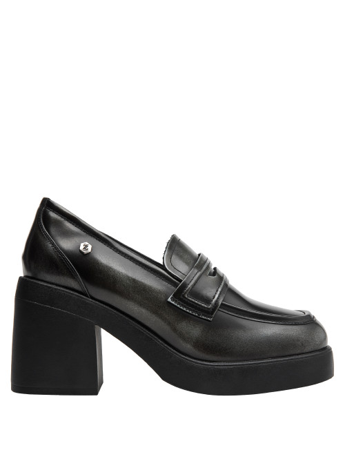 mocasín gris casual de mujer, con detalles metálicos y punta redonda.