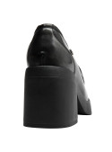 mocasín de cuero gris con taco bloque de 6 cm, diseño moderno para mujer.