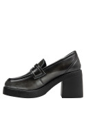 mocasín de cuero gris para mujer, perfecto con vestido midi y chaqueta.