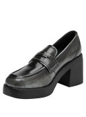 mocasín gris de cuero para mujer, estilo casual, ideal para ocasiones urbanas.