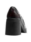 mocasín burdeos mujer casual en cuero, ideal para looks urbanos y confortables.