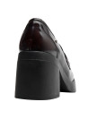 mocasín burdeos mujer casual en cuero, ideal para looks urbanos y confortables.