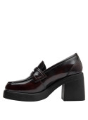 mocasín burdeos mujer casual en cuero, ideal para looks urbanos y confortables.