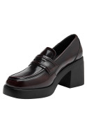 mocasín burdeos mujer casual en cuero, ideal para looks urbanos y confortables.