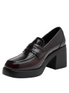 mocasín burdeos mujer casual en cuero, ideal para looks urbanos y confortables.