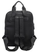 mochila negra para mujer con correas ajustables de nylon